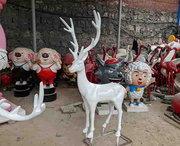 玻璃鋼雕塑加工廠(chǎng)制作卡通樹(shù)脂鹿擺件