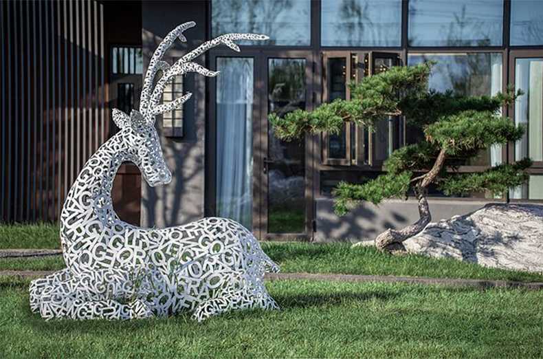 不銹鋼鹿，不銹鋼鏤空鹿，鏤空鹿景觀擺件，鏤空鹿雕塑，河北不銹鋼鹿廠家.jpg