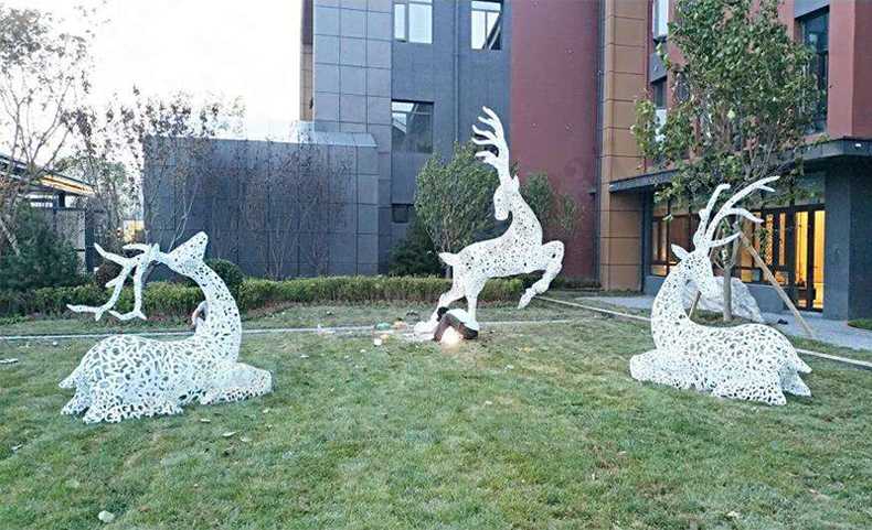 不銹鋼鹿，不銹鋼鏤空鹿，鏤空鹿景觀擺件，鏤空鹿雕塑，河北不銹鋼鹿廠家3.jpg