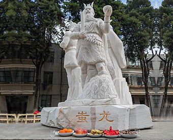 云南石雕黃帝、炎帝、蚩尤雕塑安裝效果展示